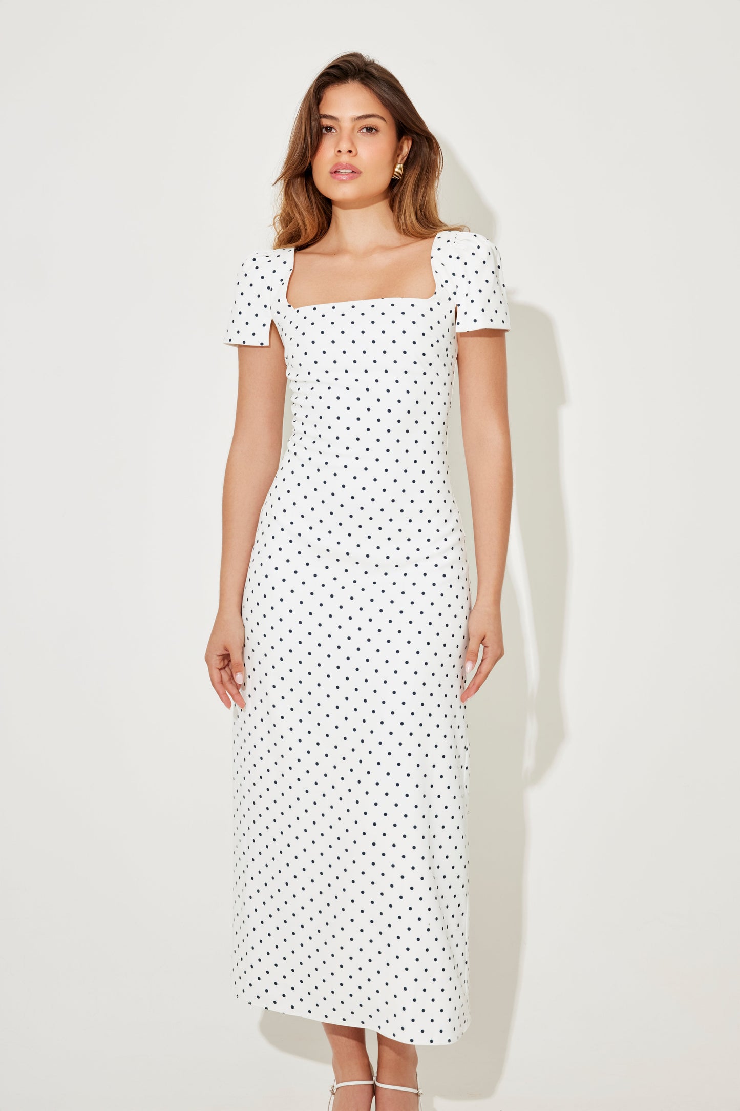 Vestido Lencero de Satén con Escote Cuadrado – Elegancia y Estilo de Lujo